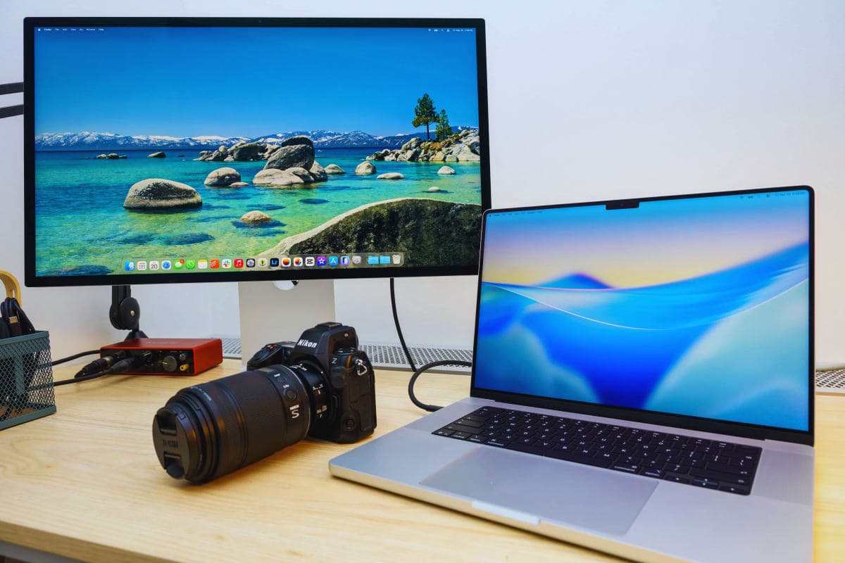MacBook Air M5 open on desk with external display connected | ALT TEXT: MacBook Air M5 external display Thunderbolt 4 setu
