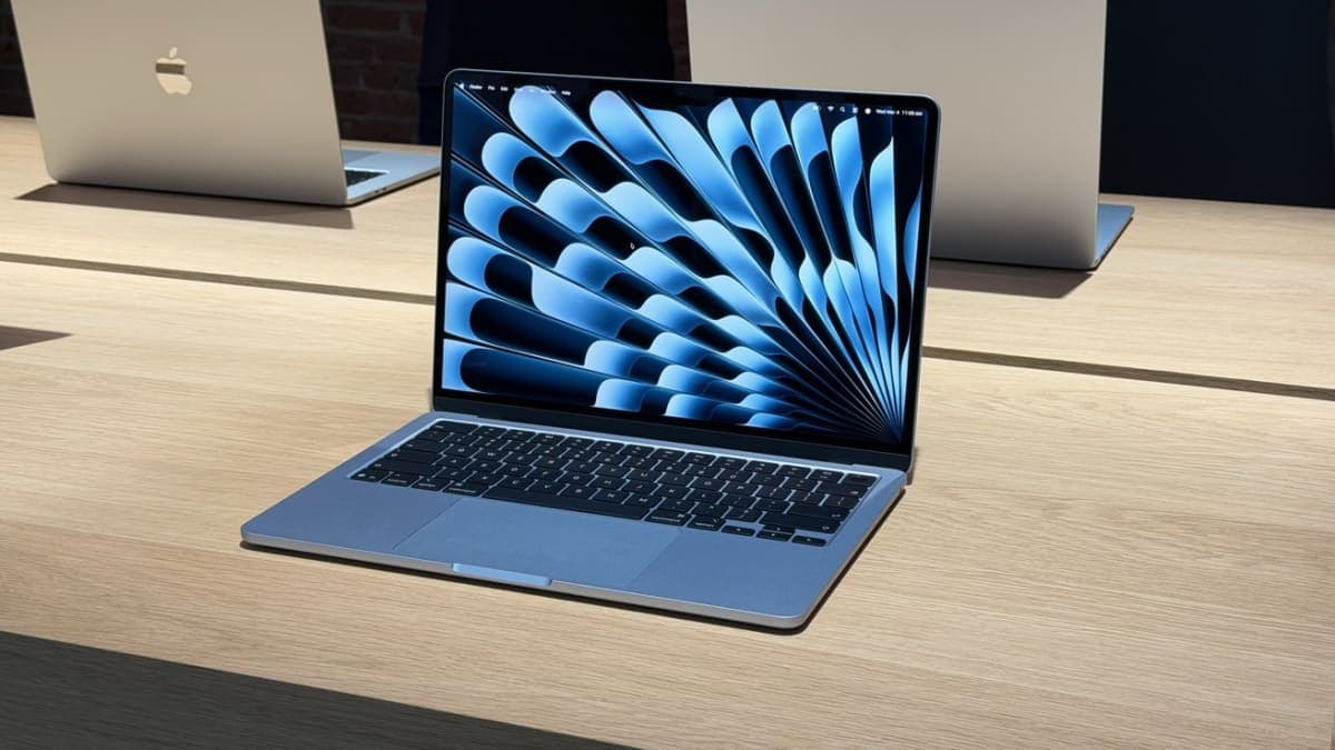 MacBook Neo charging with 20W USB-C adapter slow charge comparison | ALT TEXT: MacBook Neo slow charging 20W no MagSafe long-term review